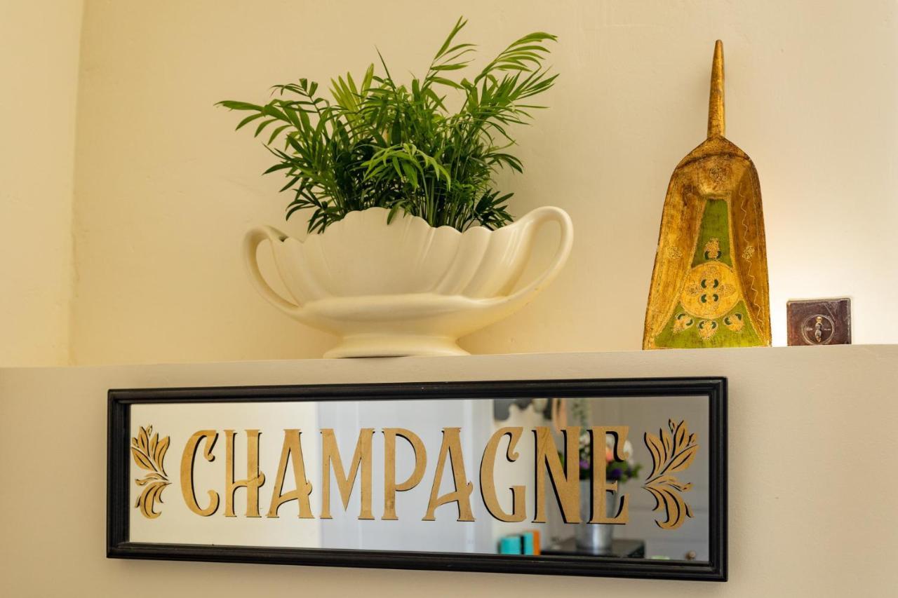 Champagne House - Elegance, Luxury And Charm Bed & Breakfast Condom Exterior photo
