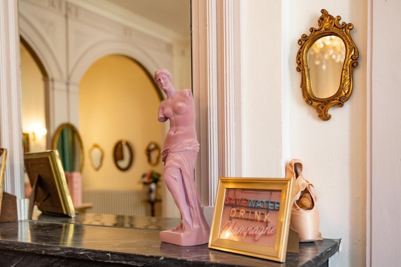 Champagne House - Elegance, Luxury And Charm Bed & Breakfast Condom Exterior photo